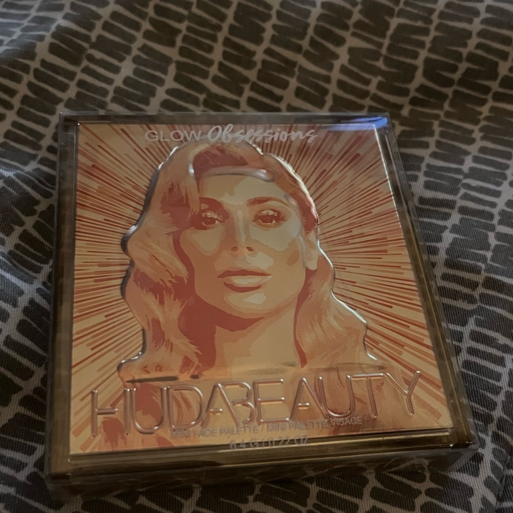 Huda Beauty highlighter face palette